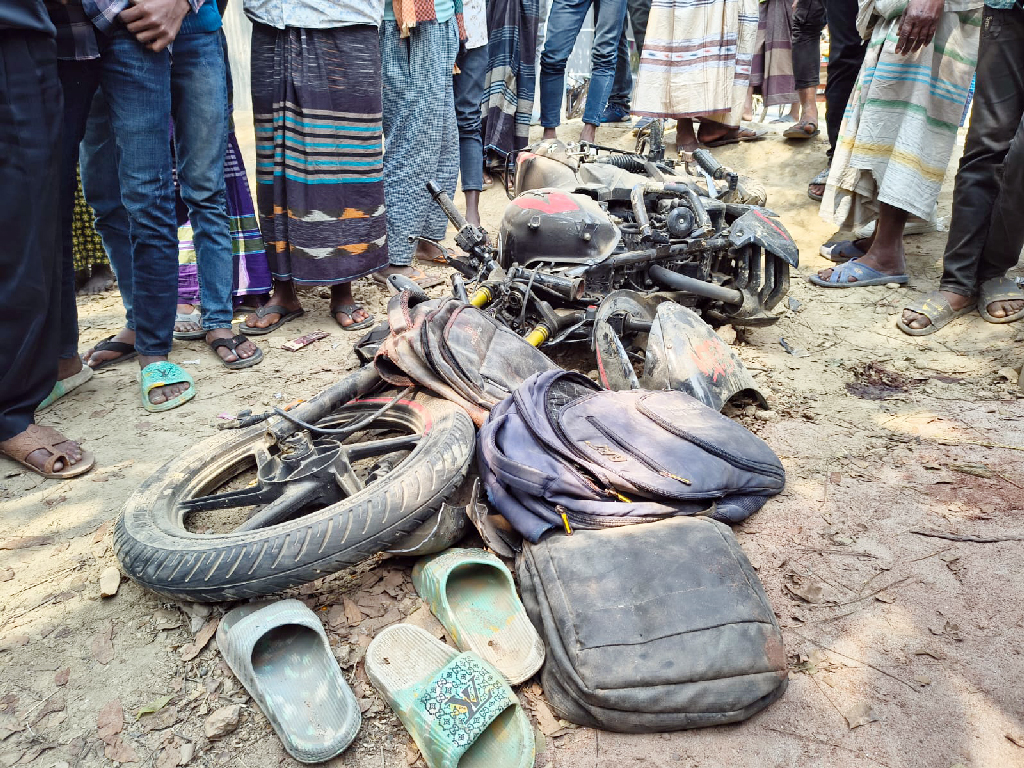 বিদ্যুতের খুঁটির সঙ্গে মোটরসাইকেলের ধাক্কা, দুই স্কুলছাত্র নিহত