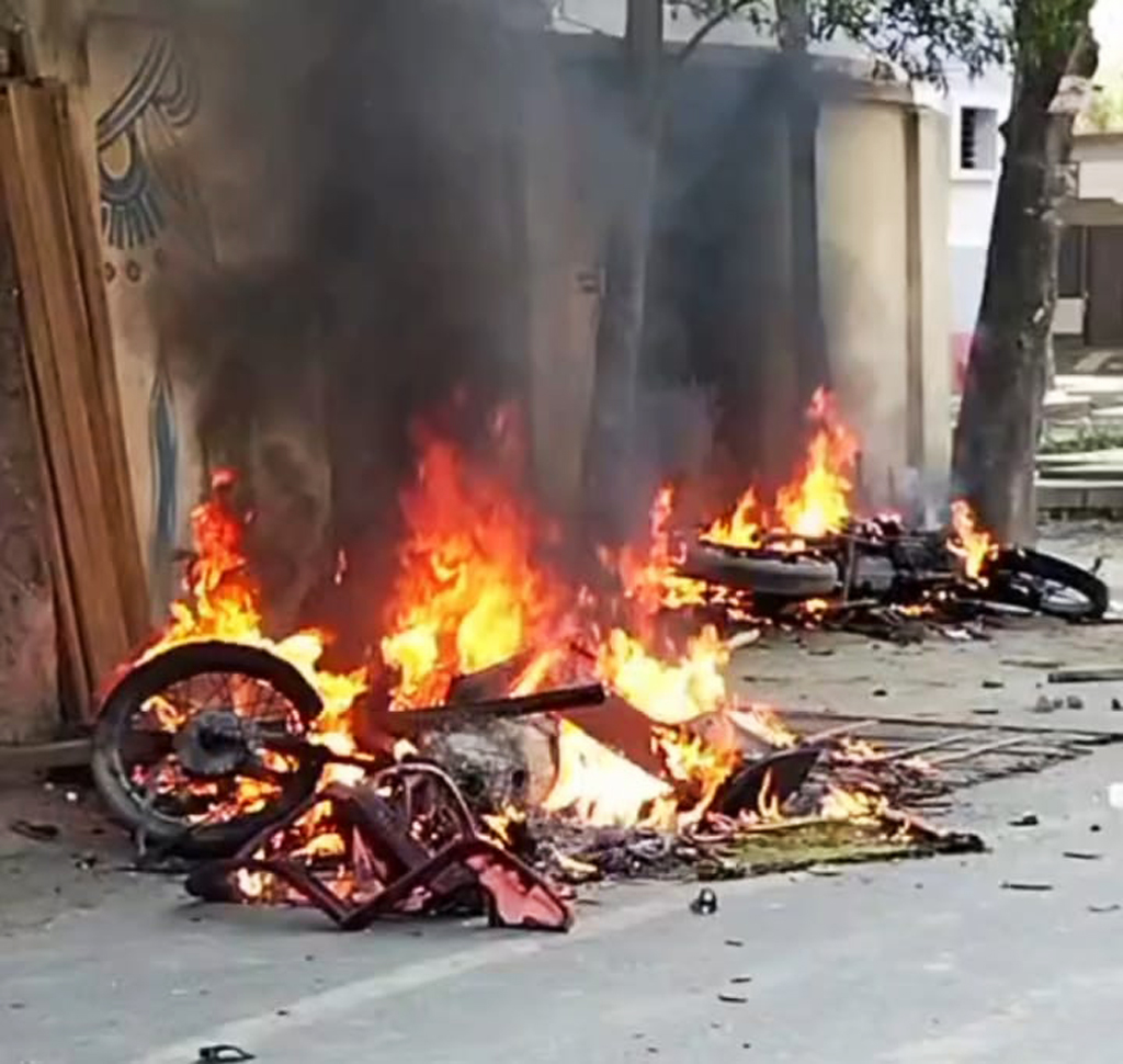 বালুর ঘাট দখল নিয়ে ছাত্রদল-এলাকাবাসীর পাল্টাপাল্টি ধাওয়া, মোটরসাইকেলের বহরে অগ্নিসংযোগ