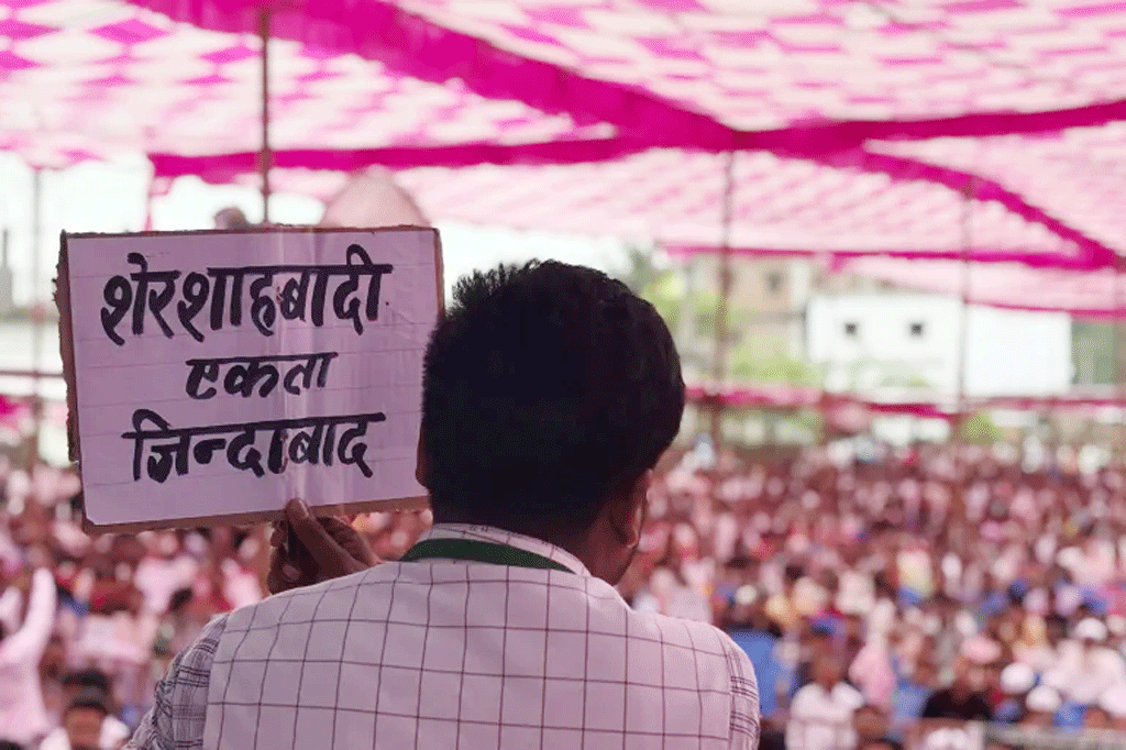 বিজেপির বাংলাদেশি অনুপ্রবেশকারী—অভিযোগের বিরুদ্ধে প্রতিবাদরত অবস্থায় মুখতার আলম। ছবি: আল–জাজিরা