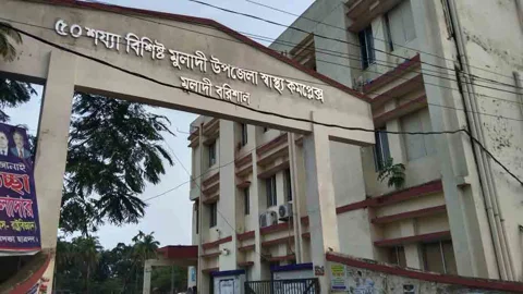 জমি নিয়ে বিরোধ, চোখে মরিচের গুঁড়া ছিটিয়ে ৮ জনকে কুপিয়ে জখম