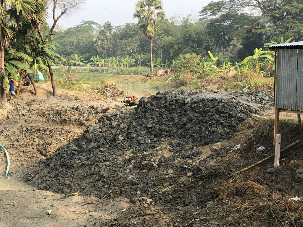 খালে বাঁধ দিয়ে মাছের খামার, ফসলি জমিতে জলাবদ্ধতার শঙ্কা