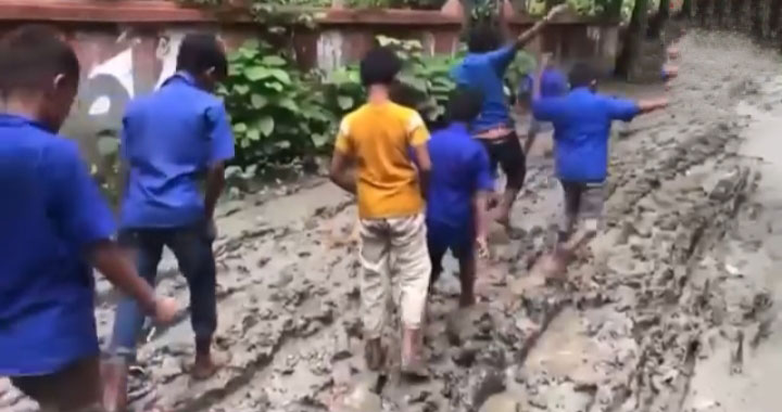 মুলাদীতে বৃষ্টিতে কাদা-পানিতে একাকার ৮ কিলোমিটার সড়ক, দুর্ভোগে মানুষ