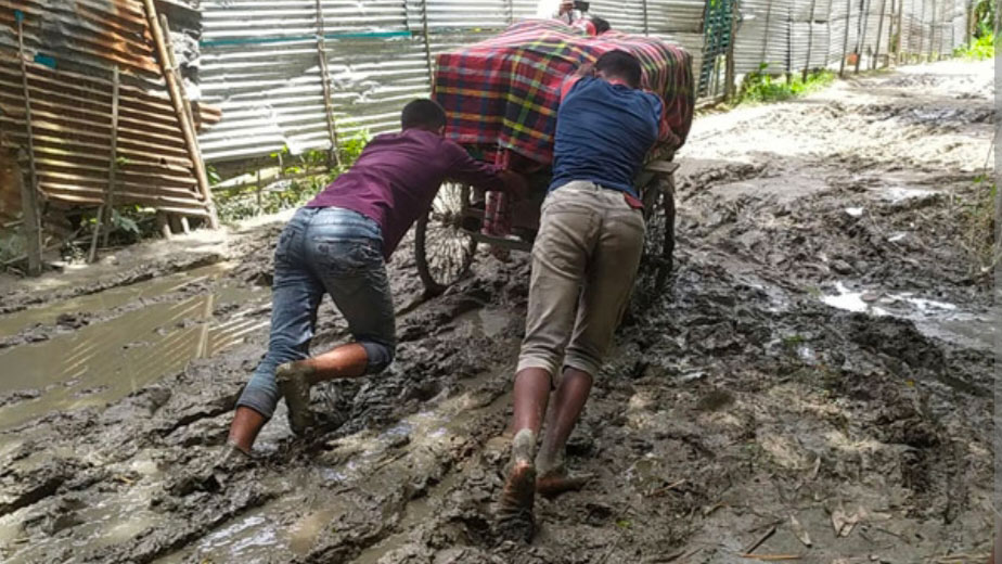 মুলাদীতে কাদামাটির সড়কে চরম ভোগান্তি, পাঁচ গ্রামের যোগাযোগ ব্যাহত