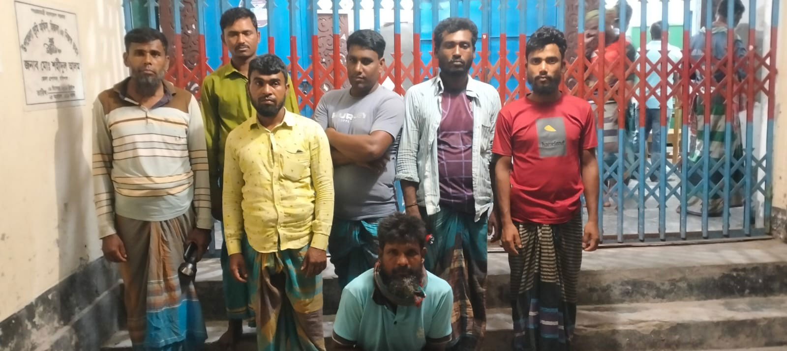 গভীর রাতের অভিযানে মেঘনায় ১৩ জেলে আটক, জরিমানা