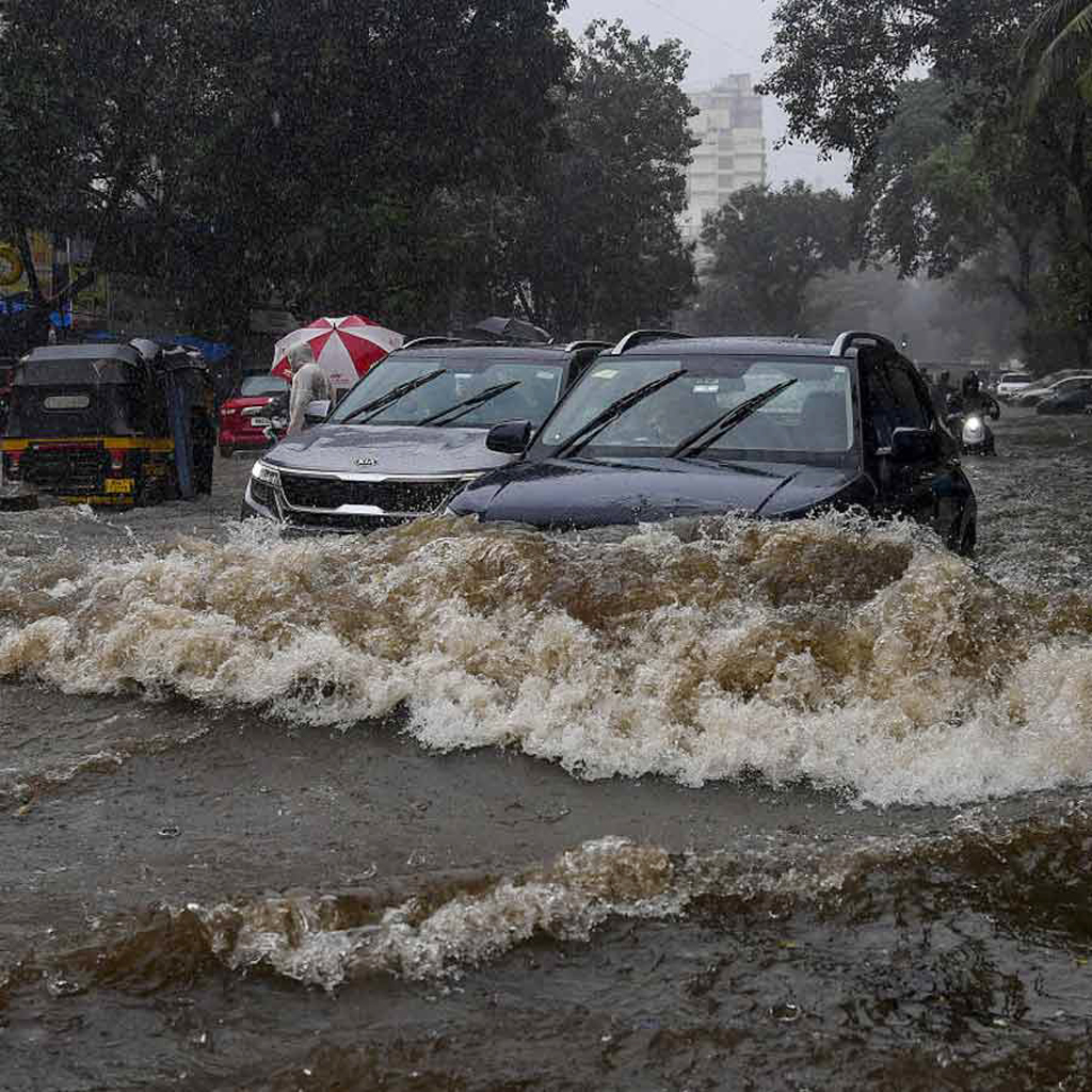 মুম্বাইয়ে ২০০৫ সালের বন্যার আতঙ্ক, ২৪ ঘণ্টায় রেকর্ড ৯৪৪ মিলিমিটার বৃষ্টি