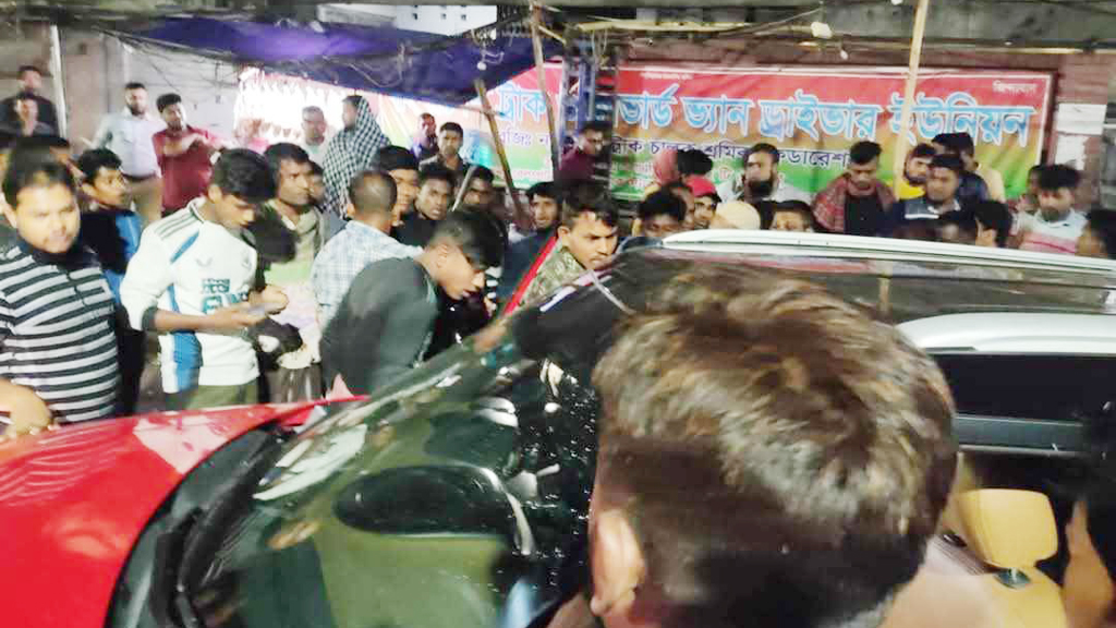 মুন্নী সাহা সবজি কেনার সময় তাঁকে দেখে স্থানীয় লোকজন হইচই শুরু করে। ছবি: আজকের পত্রিকা