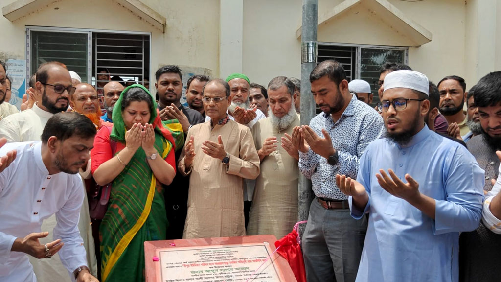 টঙ্গিবাড়ীতে সড়ক আরসিসিকরণ ও নবকিরণ ক্লাবের উদ্বোধন