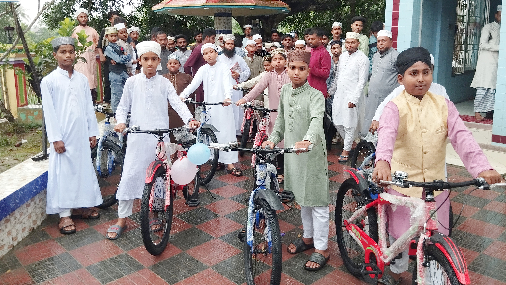 টানা ৪১ দিন জামাতে নামাজ পড়ায় বাইসাইকেল উপহার পেল ৯ শিশু