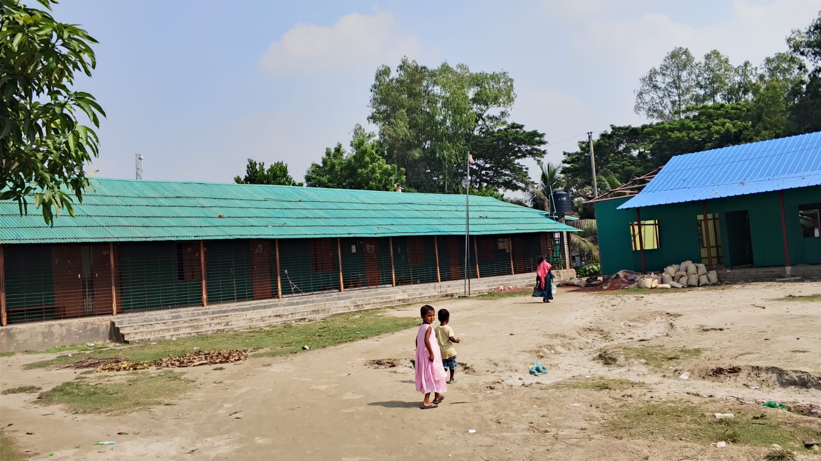 টঙ্গিবাড়ীতে শিক্ষকসংকটে পাঠদান,বিদ্যালয়ে নেই টয়লেট ব্যবস্থা