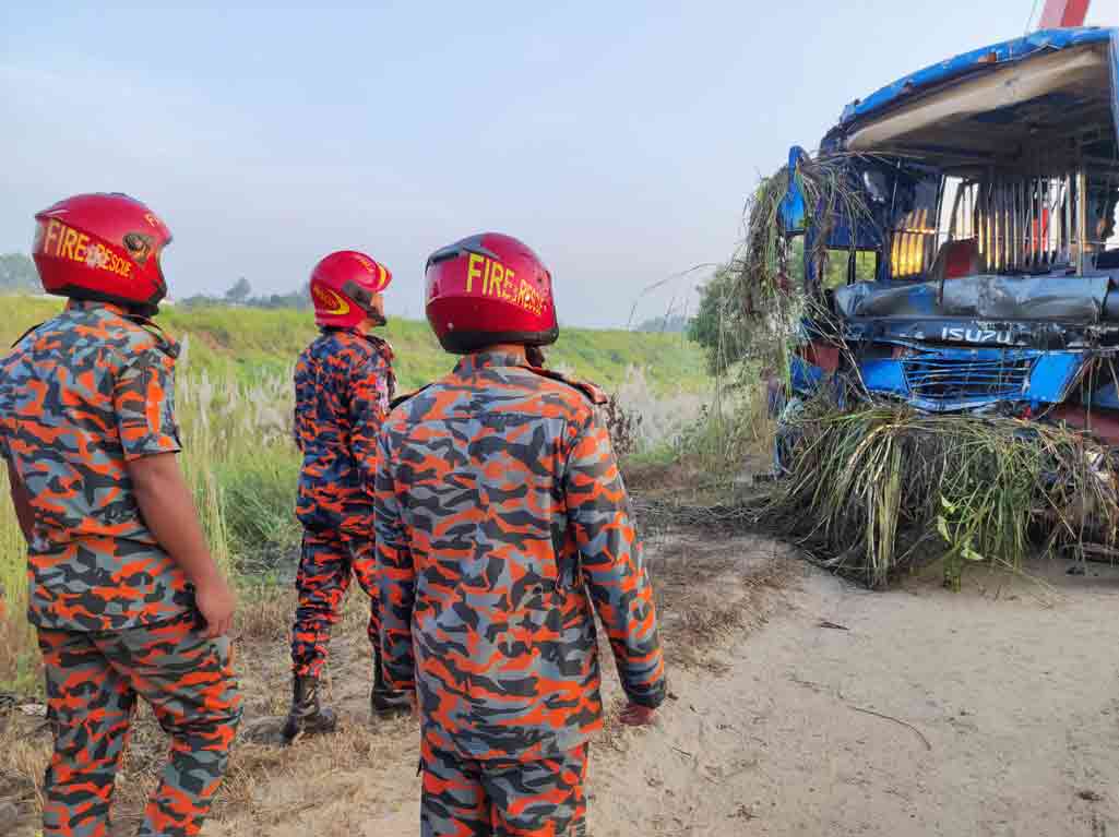 গতকাল শুক্রবার দিবাগত গভীর রাতে শ্রীনগরের হাসাড়া এলাকায় এক্সপ্রেসওয়ের ঢাকামুখী লেনে বাস খাদে পড়ে যায়। ছবি: আজকের পত্রিকা
