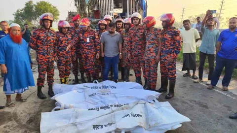 শ্রীনগরে ঢাকা-মাওয়া এক্সপ্রেসওয়েতে বাস খাদে পড়ে নিহত ৩, আহত ১৬