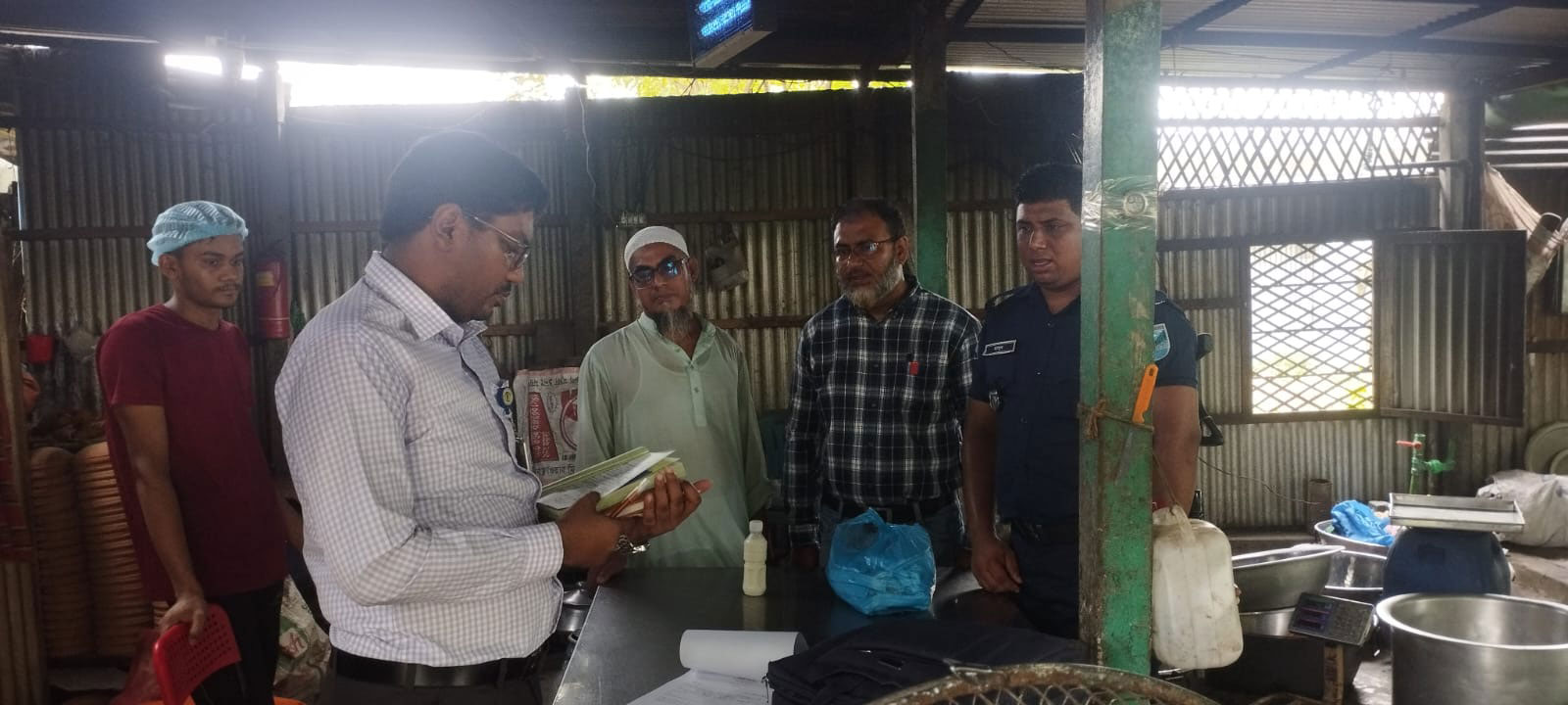 অস্বাস্থ্যকর পরিবেশে মিষ্টি তৈরি, মুসলিম সুইটসকে জরিমানা