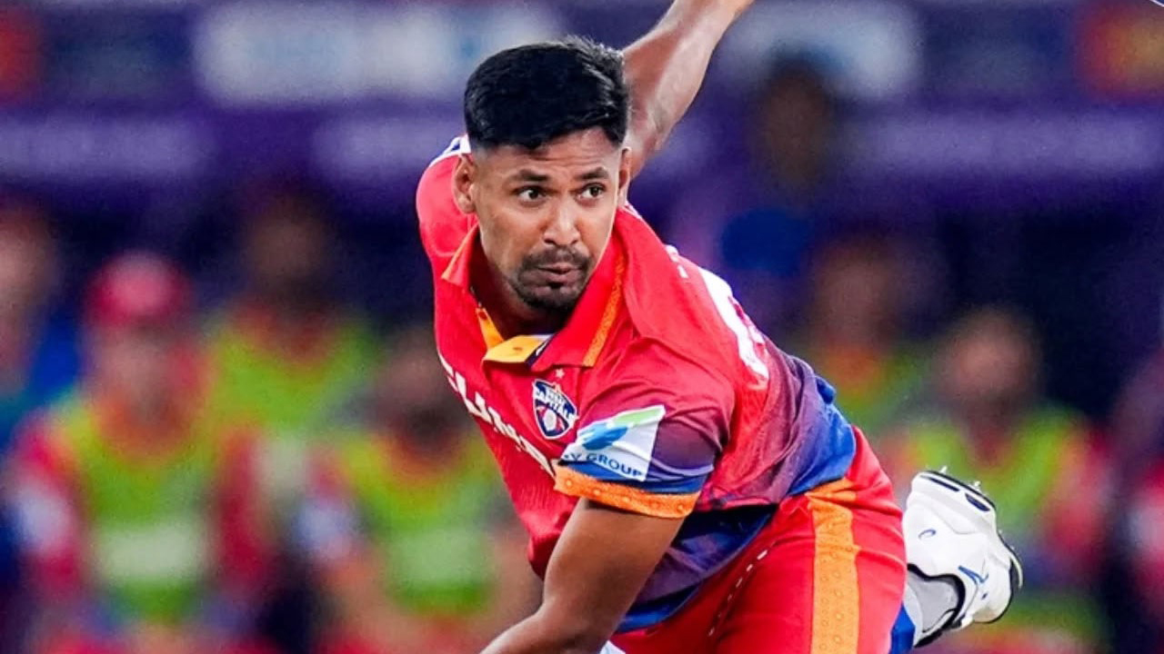 মোস্তাফিজ এখন সেরা তিনে