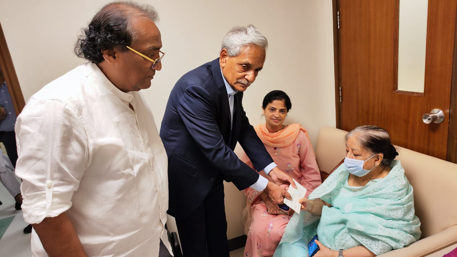 চিত্রশিল্পী মুস্তাফা মনোয়ারের চিকিৎসায় পাশে দাঁড়িয়েছে সংস্কৃতি মন্ত্রণালয়