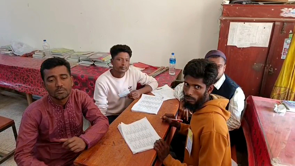 প্রতিদ্বন্দ্বী প্রার্থীর এজেন্টদের বের করে নিজেরাই এজেন্ট, সহকারী প্রিসাইডিং কর্মকর্তাসহ বরখাস্ত ৩