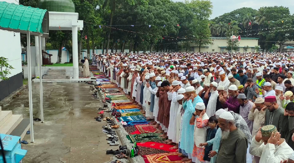 ময়মনসিংহে আঞ্জুমান ঈদগাহে প্রধান জামাত, শান্তি কামনায় দোয়া
