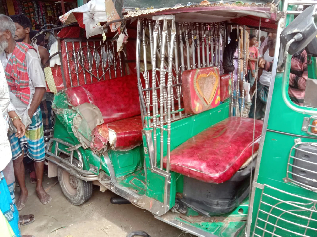 ময়মনসিংহে পিকআপ ভ্যানের সঙ্গে সিএনজিচালিত অটোরিকশার সংঘর্ষ, নিহত ২