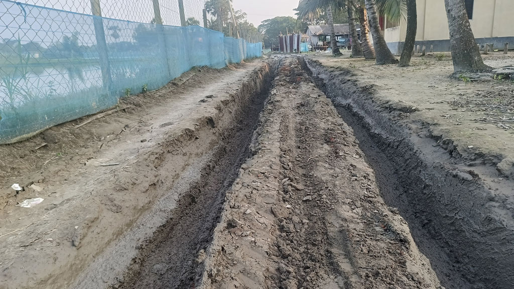 ত্রিশালের দুর্গাপুর-কুরুয়াগাছা: রাস্তা নয়, যেন খাল