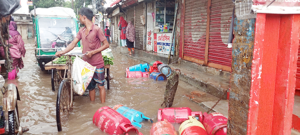 ৮ ঘণ্টার বৃষ্টিতে ময়মনসিংহ নগরীতে জলাবদ্ধতা, দুর্ভোগ