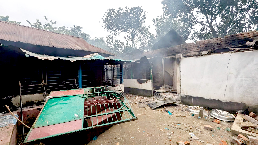 মাদক কারবারের অভিযোগে মা-ছেলে আটক, মসজিদের মাইকে ঘোষণার পর বসতবাড়িতে ভাঙচুর-অগ্নিসংযোগ