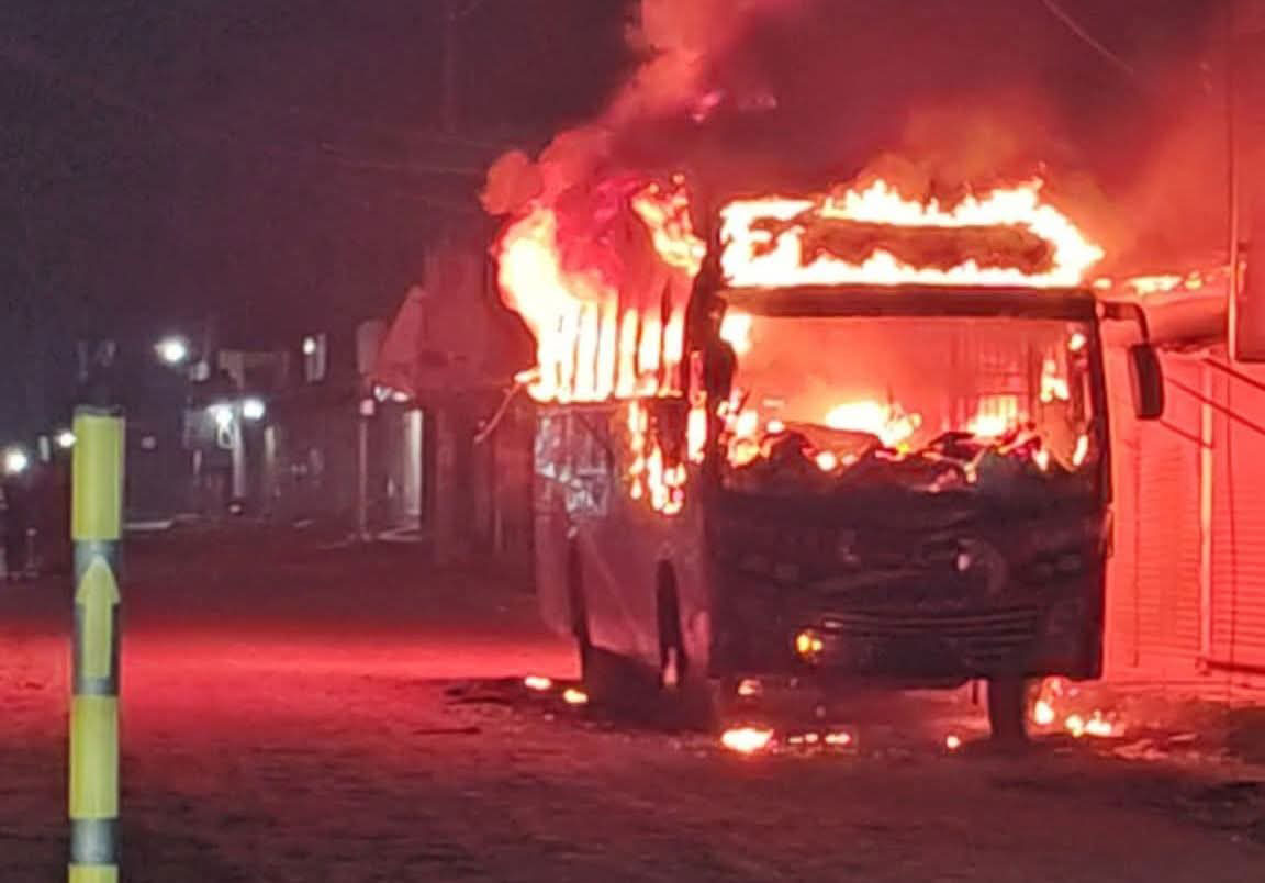 ময়মনসিংহে বাসে দুর্বৃত্তদের আগুন, সিটে ঘুমানো চালক পুড়ে অঙ্গার