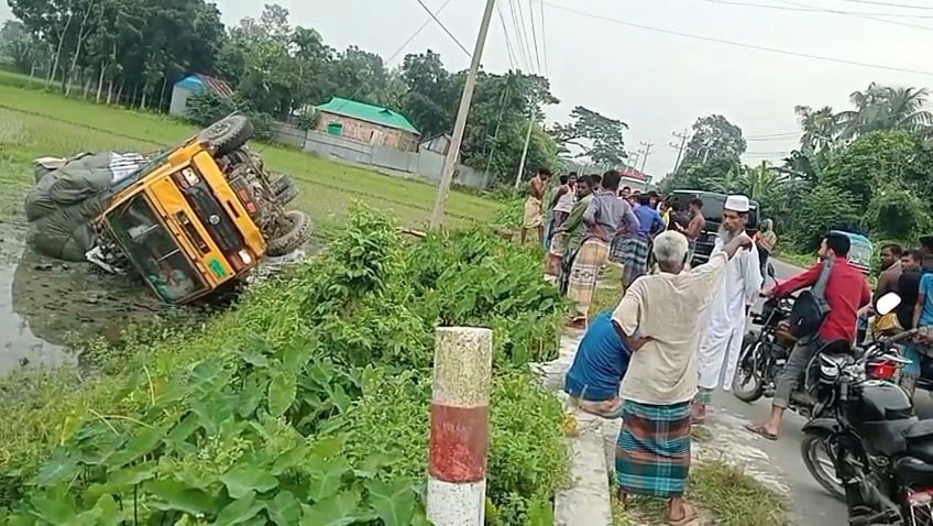 ব্যবসায়ীকে পিষে দিয়ে খাদে ট্রাক