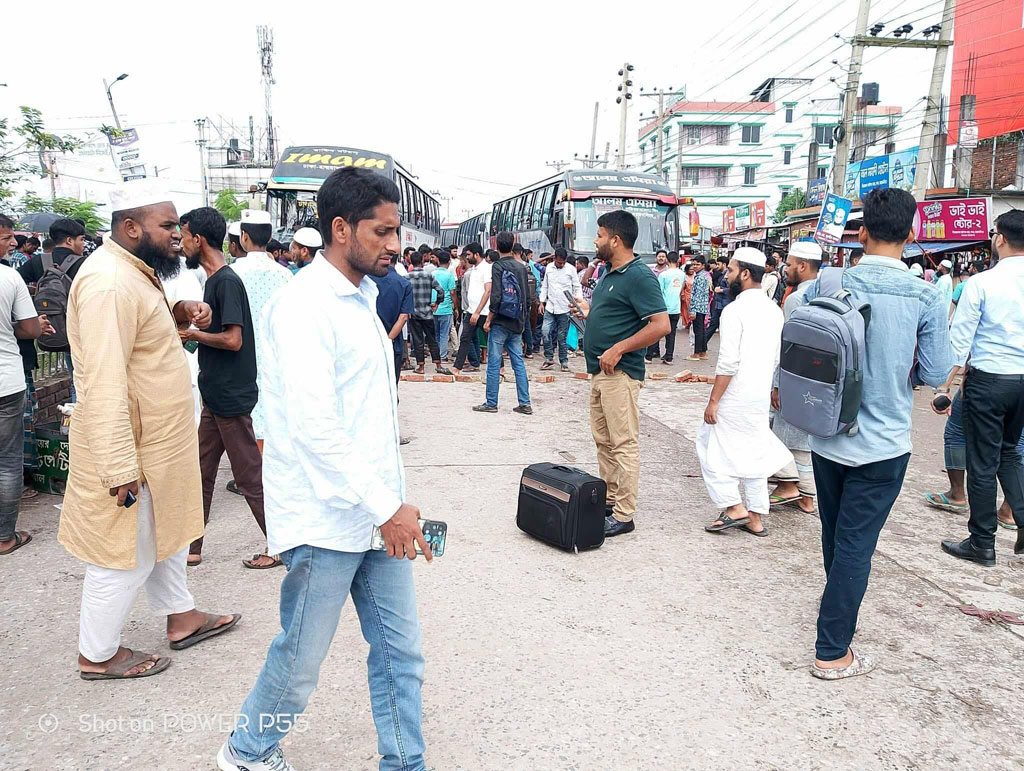 ‘জুলাই যোদ্ধা’কে লাঞ্ছিত, ঢাকা-ময়মনসিংহ রুটে বাস চলাচল বন্ধ