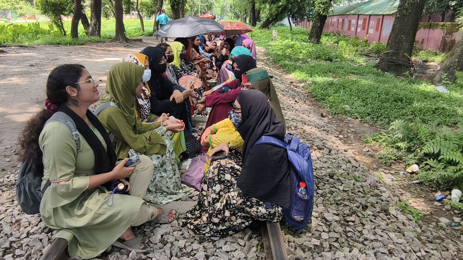 হল ছাড়ার নির্দেশনা প্রত্যাখ্যান, দ্বিতীয় দিনেও আন্দোলনে বাকৃবি শিক্ষার্থীরা