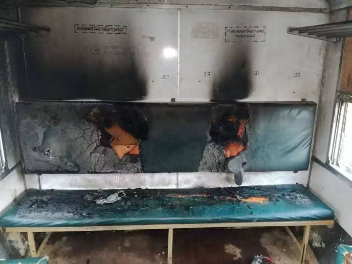 ময়মনসিংহে ট্রেনের বগিতে দুর্বৃত্তদের আগুন