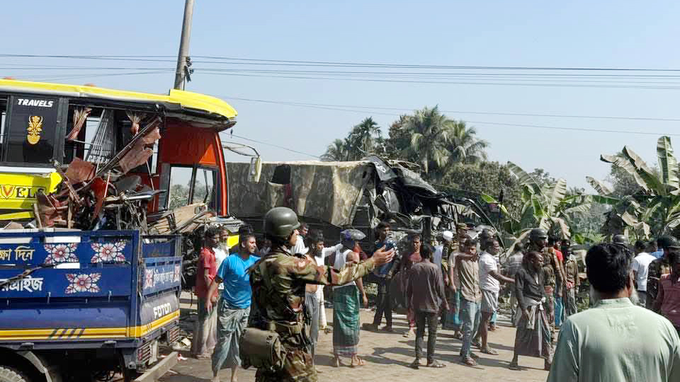 ময়মনসিংহে সেনাবাহিনীর ট্রাক ও বাসের সংঘর্ষ, দুই চালক নিহত