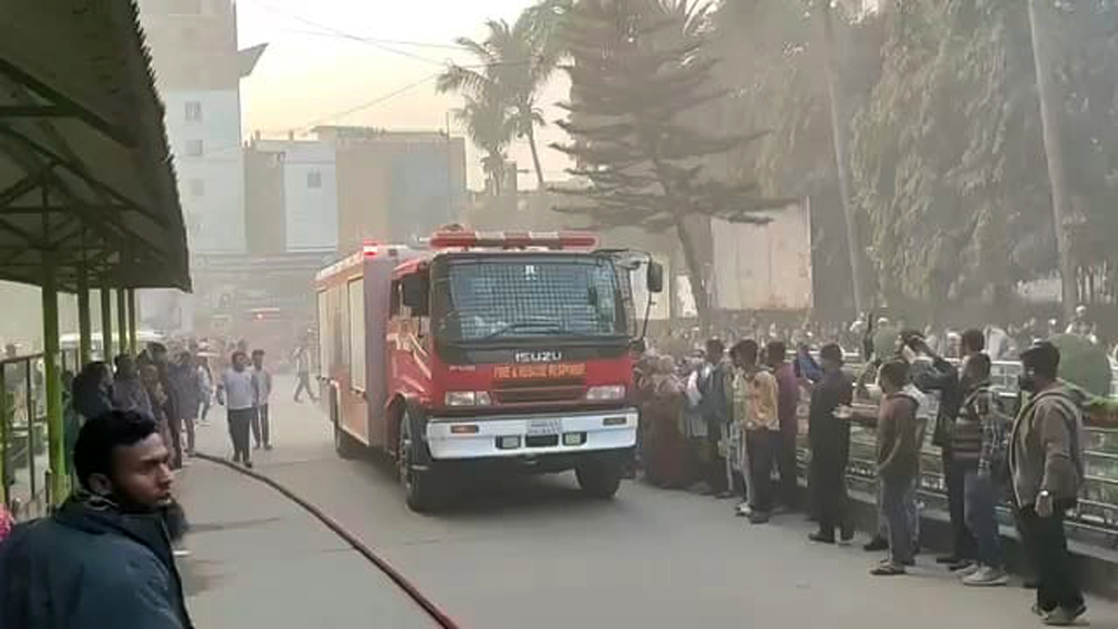 ময়মনসিংহ মেডিকেল কলেজ হাসপাতালে আগুন, রোগীদের সরিয়ে নেওয়া হচ্ছে