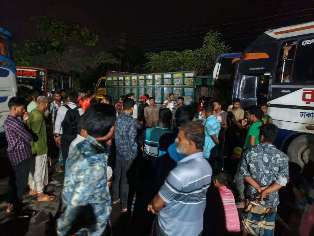 গ্যাস না পেয়ে ঢাকা-ময়মনসিংহ মহাসড়ক অবরোধ