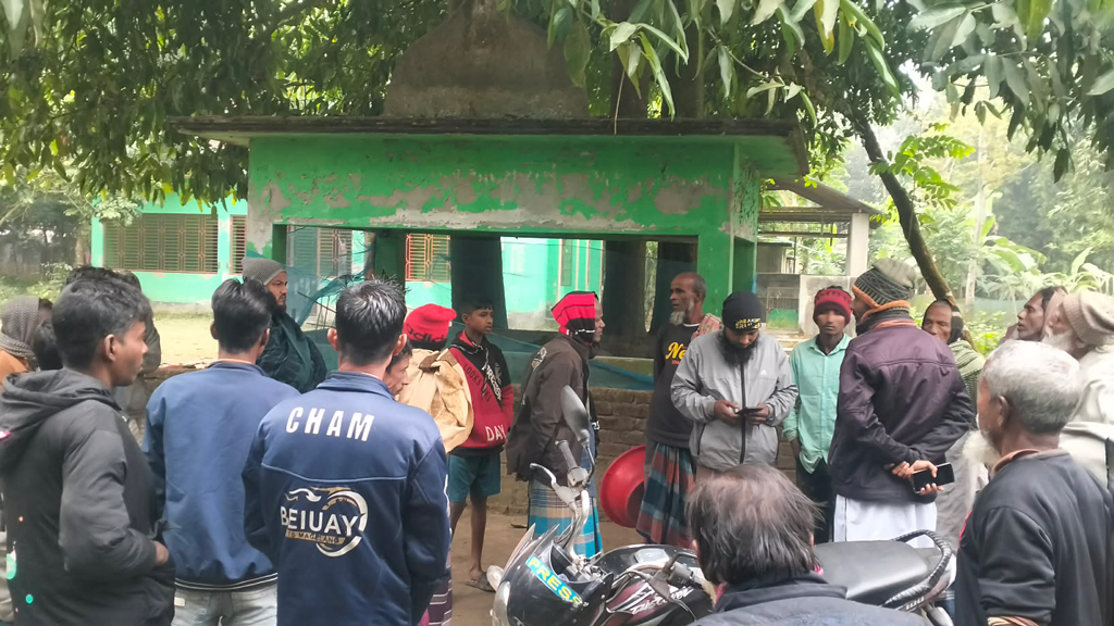 ময়মনসিংহে মাজার ভাঙচুর করে মল-মূত্র ছিটিয়ে দিয়েছে দুর্বৃত্তরা