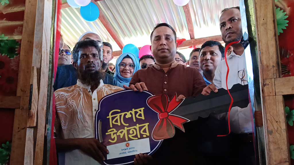 অন্যের জায়গার ঝুপড়ি থেকে নিজ ঘরে আব্দুল হালিম, সঙ্গে গরু ও সেলাই মেশিন