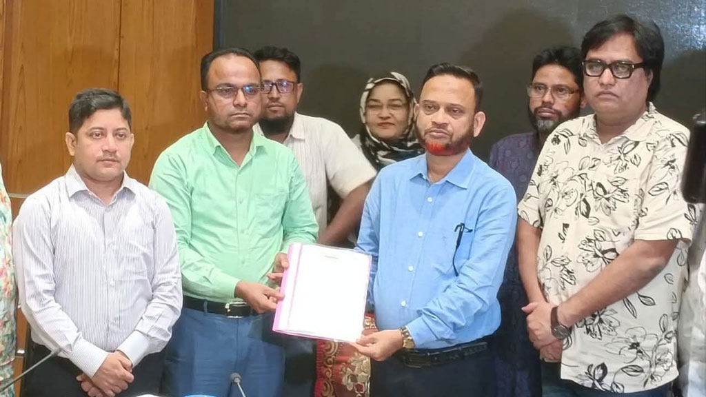 চাঁদাবাজি বন্ধের দাবিতে ক্লিনিক মালিকদের স্মারকলিপি