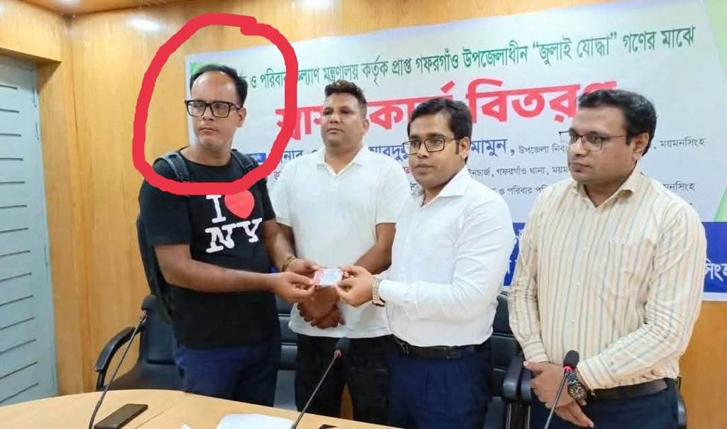 `জুলাই যোদ্ধার’ স্বাস্থ্য কার্ড, যুবলীগ নেতার হাতে তুলে দিলেন ওসি-ইউএনও
