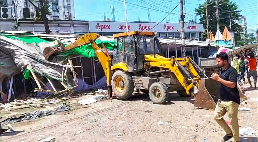 ময়মনসিংহে টাস্কফোর্সের উচ্ছেদ অভিযান, পথচারীদের স্বস্তি