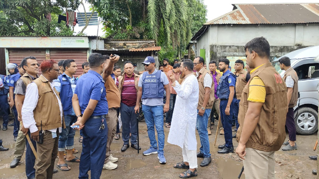 ময়মনসিংহ নগরীতে পুলিশের ওপর হামলা, এসআইসহ আহত ২