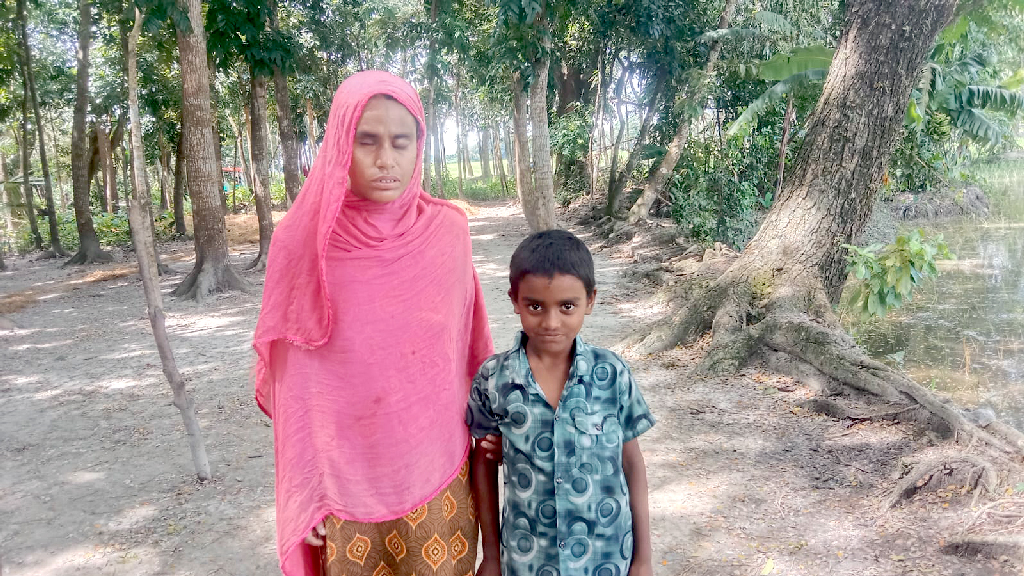 স্কুল বন্ধ থাকলেই অন্ধ মাকে নিয়ে ভিক্ষায় নামে নীরব