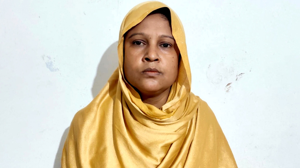 ১৫ আগস্ট উপলক্ষে দুস্থদের মাঝে খাবার বিতরণ করে যুব মহিলা লীগ নেত্রী গ্রেপ্তার