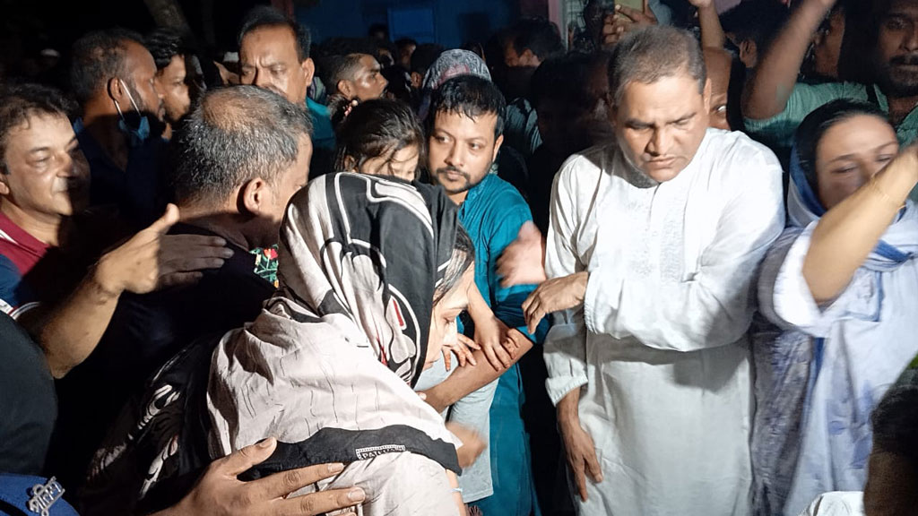 চোখের জলে মাকে শেষবিদায় দিলেন সাংবাদিক রুপা-শাকিল