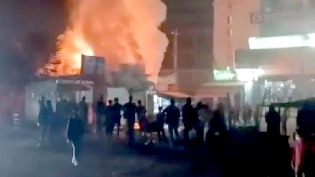 ভালুকায় বিএনপি ও স্বতন্ত্র প্রার্থীর কর্মীদের দফায় দফায় সংঘর্ষ-আগুন, আহত ৩০