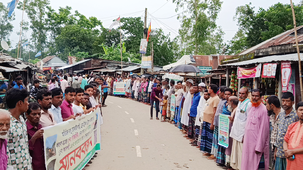 বালুবাহী ট্রাকে সড়ক নষ্ট, চলাচল বন্ধের দাবিতে এলাকাবাসীর বিক্ষোভ