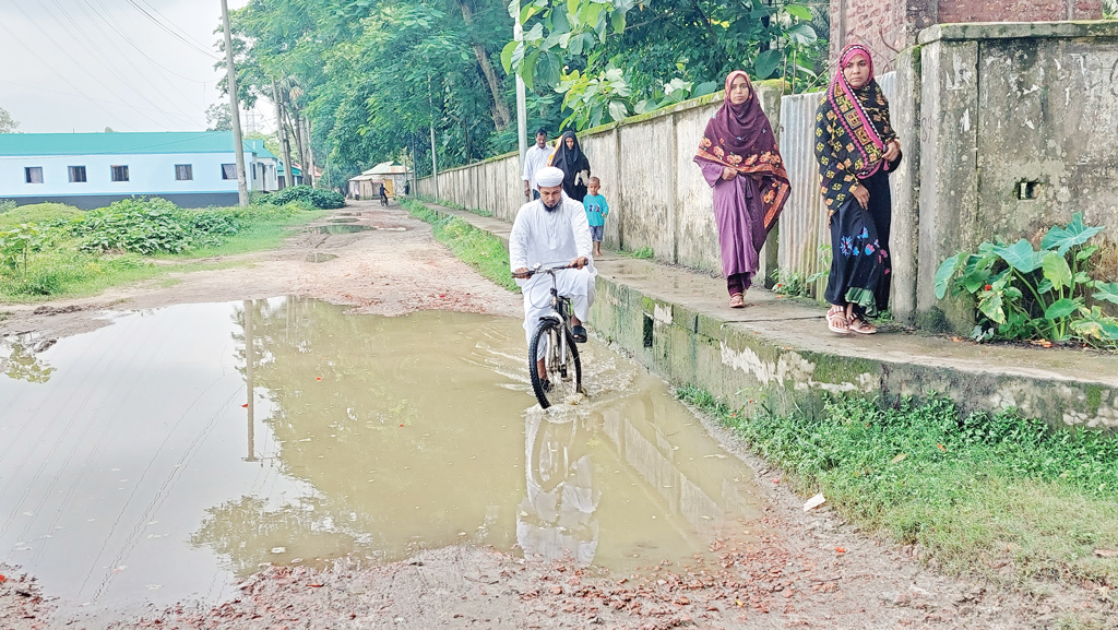 ময়মনসিংহ সিটির দেড় কিলোমিটার সড়ক যেন গলার কাঁটা
