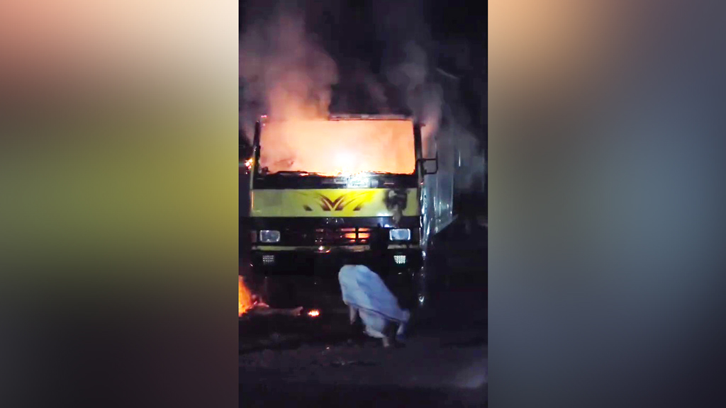 ময়মনসিংহে দুর্বৃত্তদের আগুনে পুড়েছে কাভার্ড ভ্যান