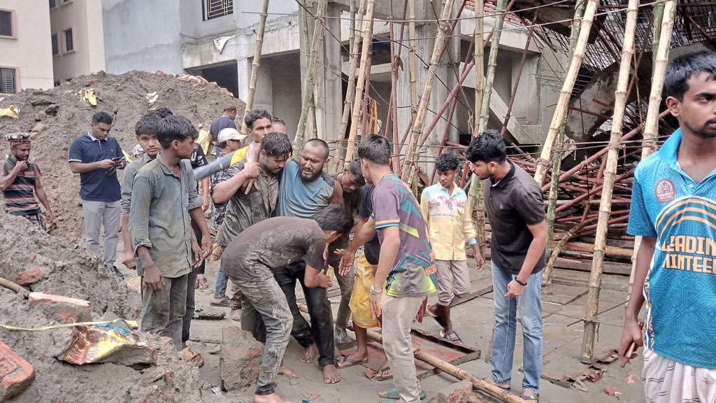 জাককানইবিতে নির্মাণাধীন হলের ছাদ ভেঙে আহত ১০