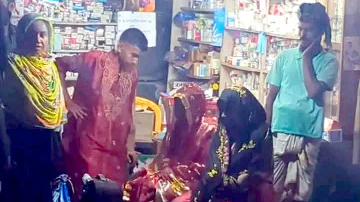 ত্রিশালে নিয়ন্ত্রণ হারিয়ে আইল্যান্ডে বরযাত্রীর বাস, আহত কয়েকজন