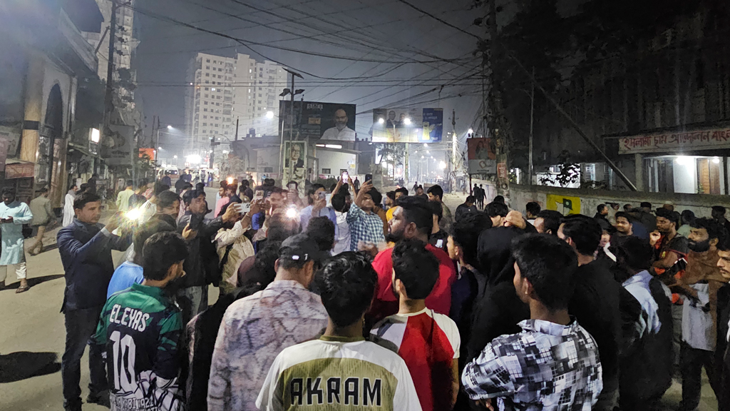 ময়মনসিংহে শহীদ মিনারে শ্রদ্ধা জানাতে আসা কর্মকর্তাদের গাড়ি আটকে শিক্ষার্থীদের বিক্ষোভ