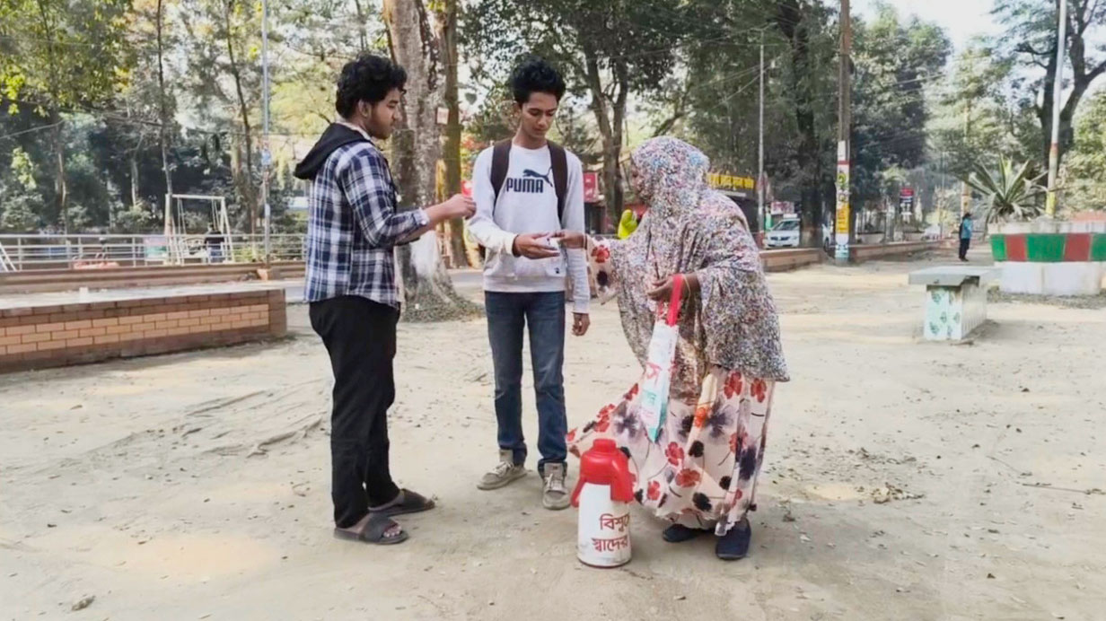 ছেলেকে বিদেশে পাঠাতে সর্বস্ব হারিয়ে পথে পথে চা বিক্রি করছেন মা