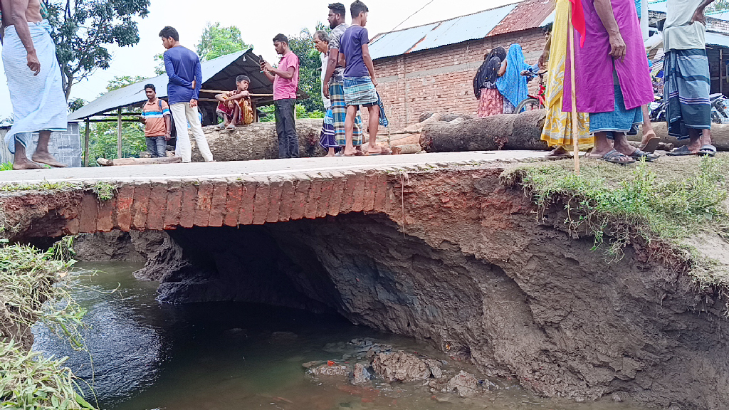 পানির চাপে সড়ক ভেঙে যোগাযোগ বন্ধ, দুর্ভোগে দুই উপজেলার হাজারো মানুষ